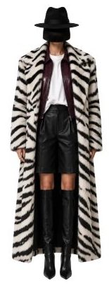 Le look complet : manteau zèbre et bermuda