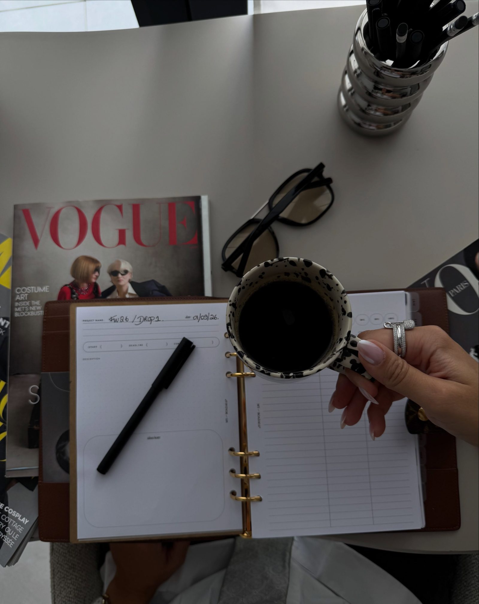 Carnet, croquis et café sur le bureau du studio