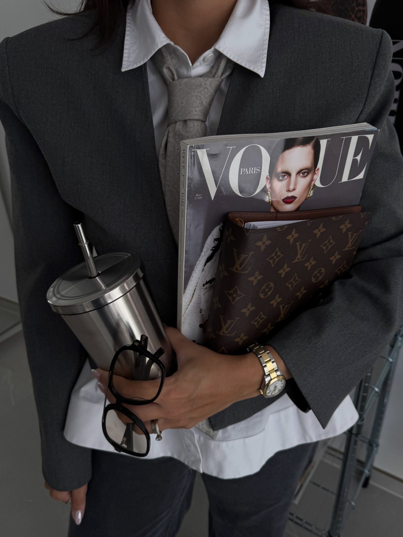La fondatrice en blazer gris, un magazine sous le bras