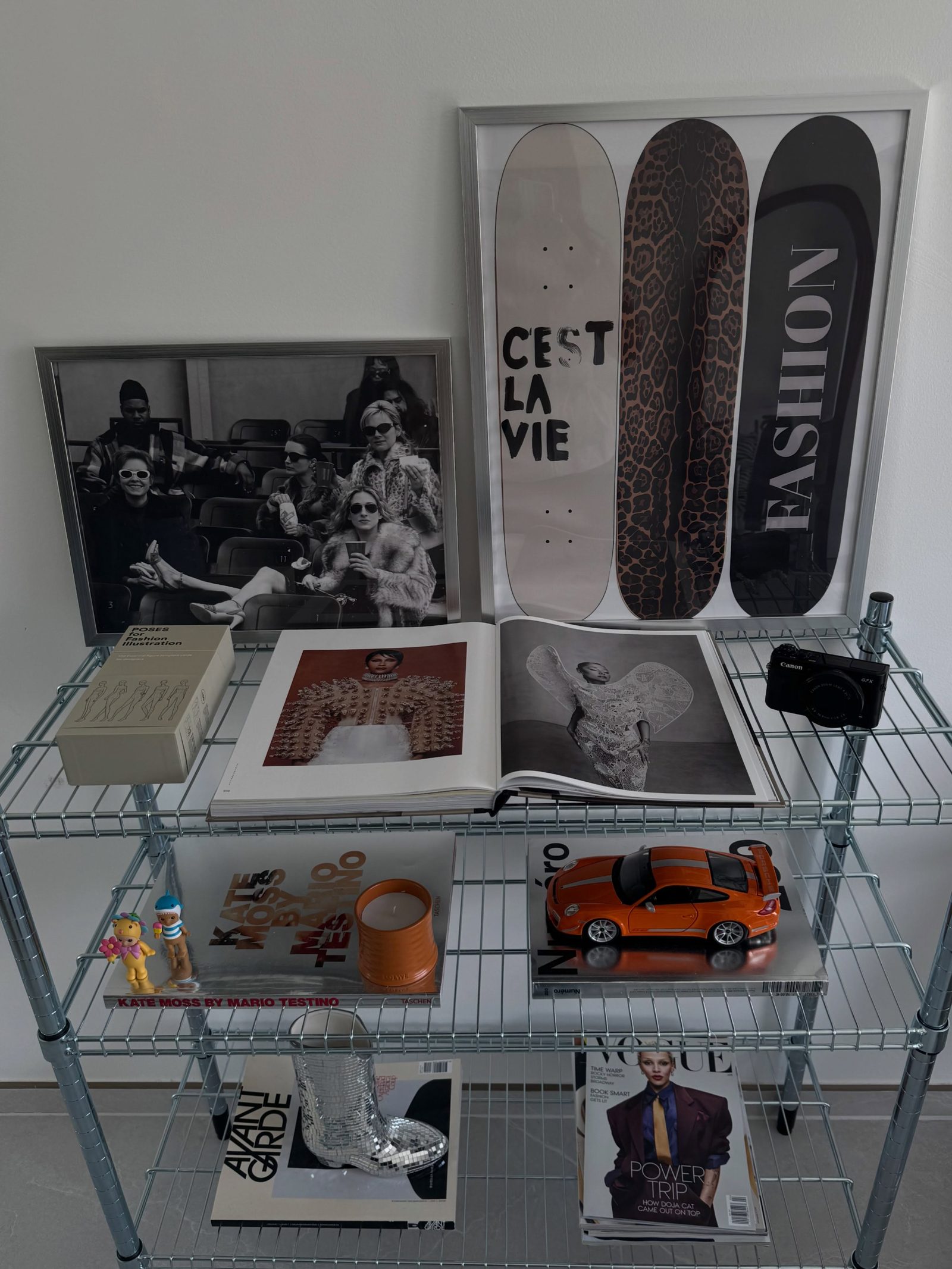 Étagère du studio : magazines, livres et objets